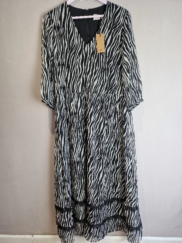 Hush zebra stripe maxi dress, new - size 10 ** read description Cozy Maxi Dress with Slit