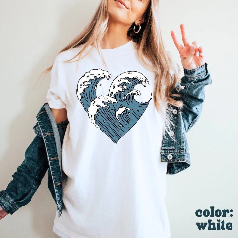 Ocean Wave Heart Tee - Beach Lover Tee - Women's Oversized Beach Tee - Comfort Colors Unisex Tee - Beach Girl Aesthetic Elasticated Padded Insulated