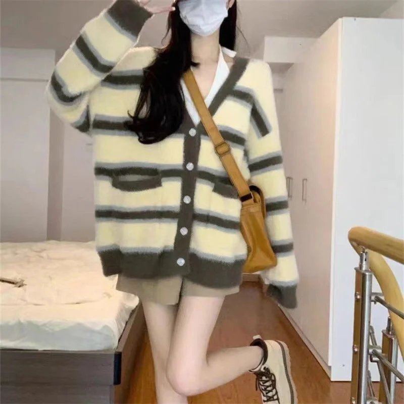 NiDELL Preppy Style Retro Loose Soft Glutinous Striped V-neck Sweater Women's Autumn and Winter New Design Sense Niche Cardigan Jacket Trench Coat Raincoat Waterproof Jacket NiDELL Preppy Style Retro Loose Soft Glutinous Striped V-neck Sweater Women's Autumn and Winter New Design Sense Niche Cardigan Jacket Trench Coat Raincoat Waterproof Jacket