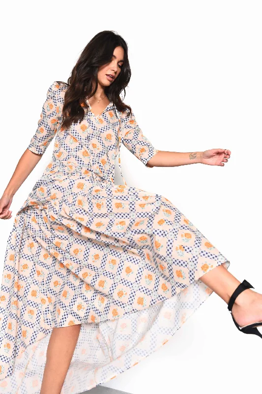 Glamorous Floral Cottage Gingham Tiered Maxi Dress with Frill Neck Fashionable High-Low Maxi Dress Glamorous Floral Cottage Gingham Tiered Maxi Dress with Frill Neck Fashionable High-Low Maxi Dress